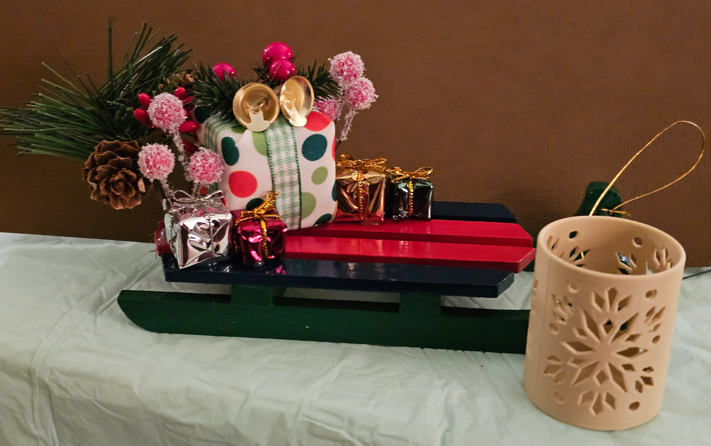 Christmas Sleigh w/ Gifts & Tealight