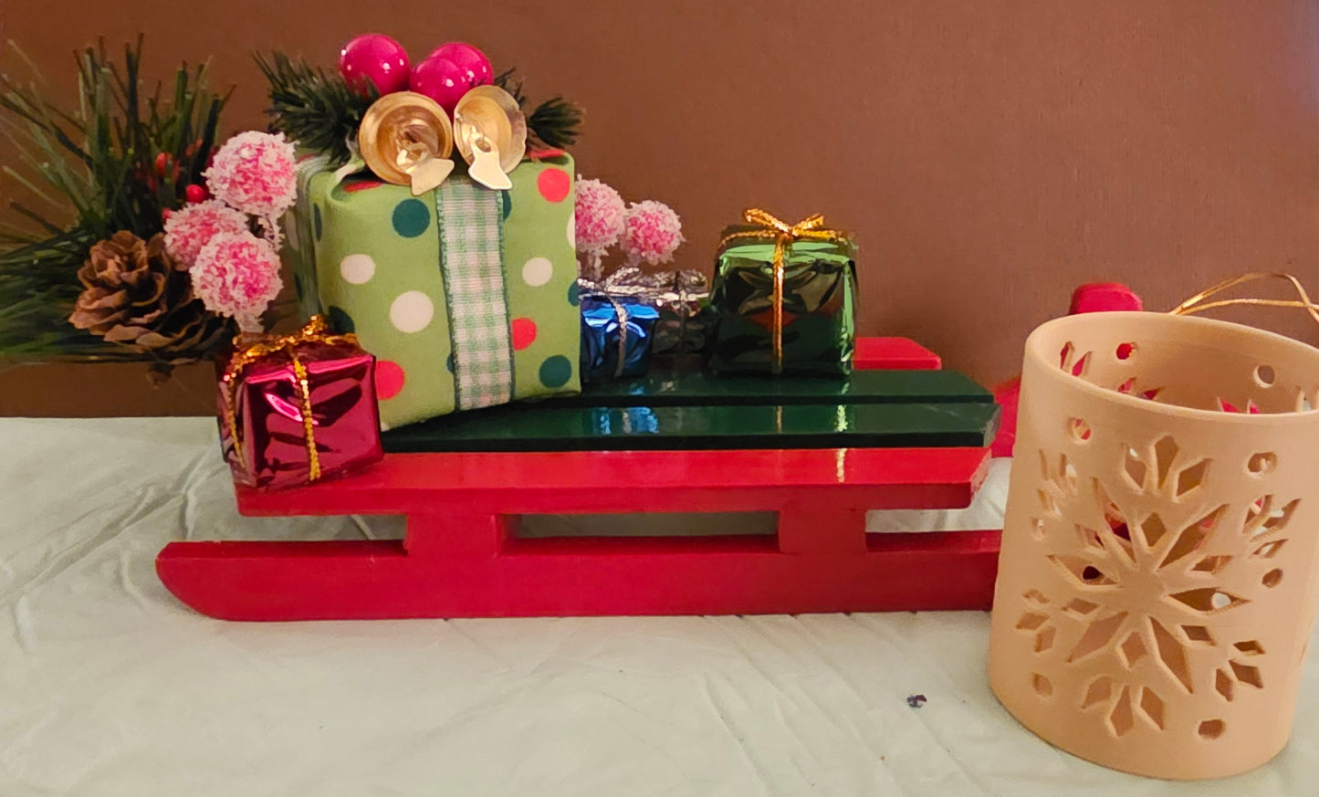 Christmas Sleigh w/ Gifts & Tealight