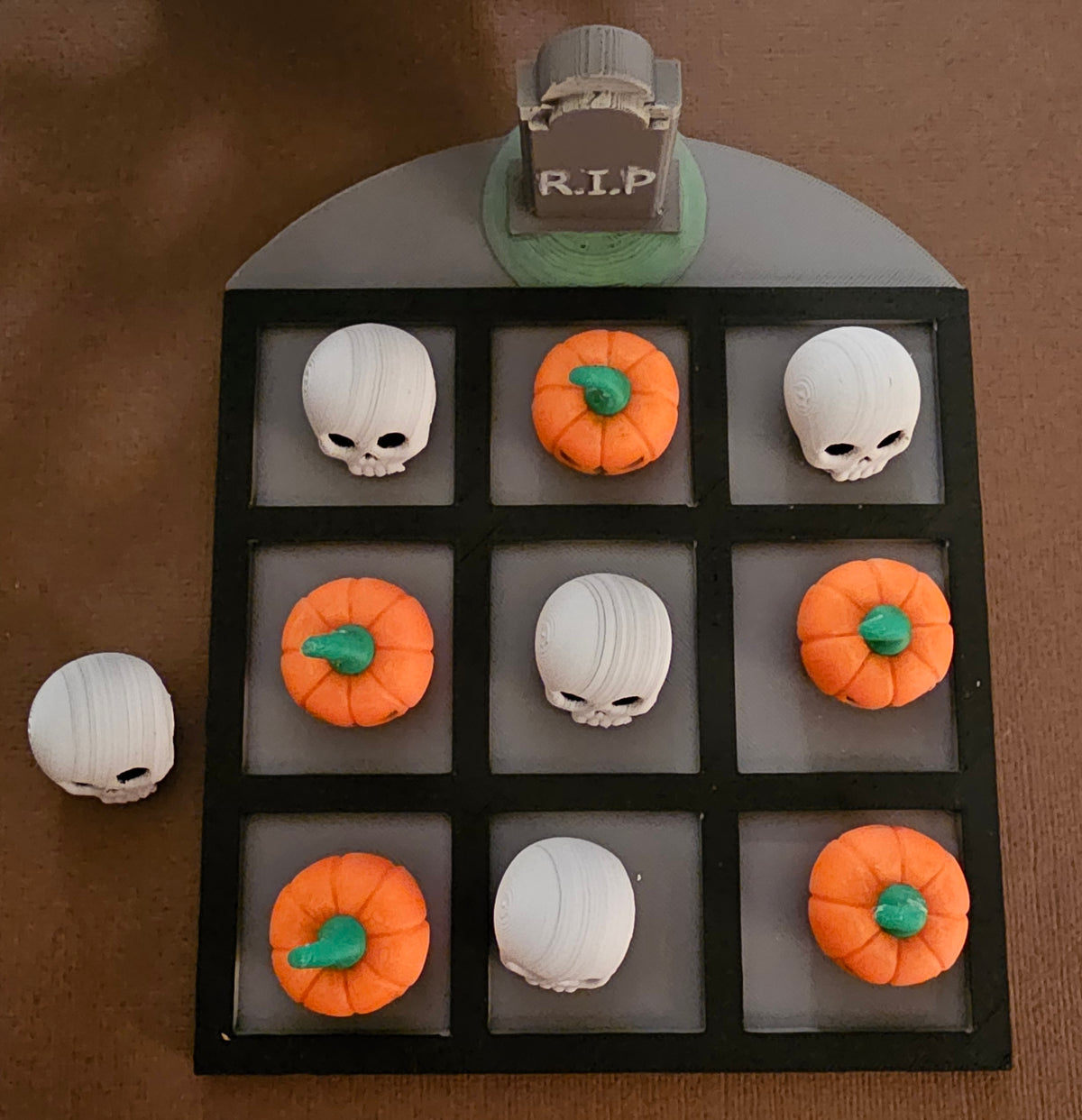 TIC-TAC-TOE: Halloween Graveyard